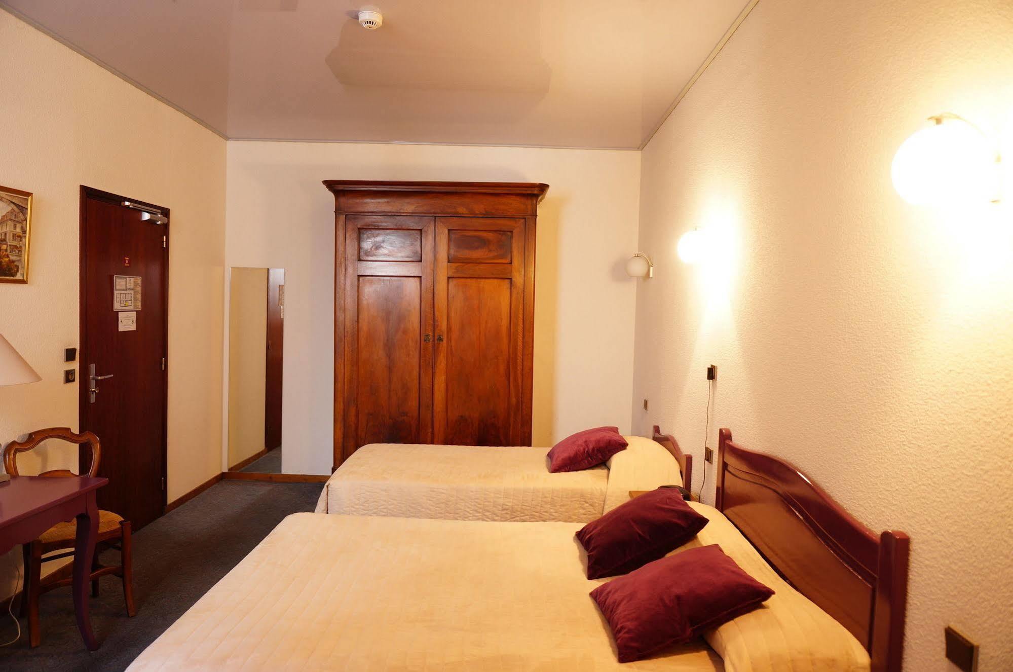Logis Hotel Des Messageries Arbois Exterior photo