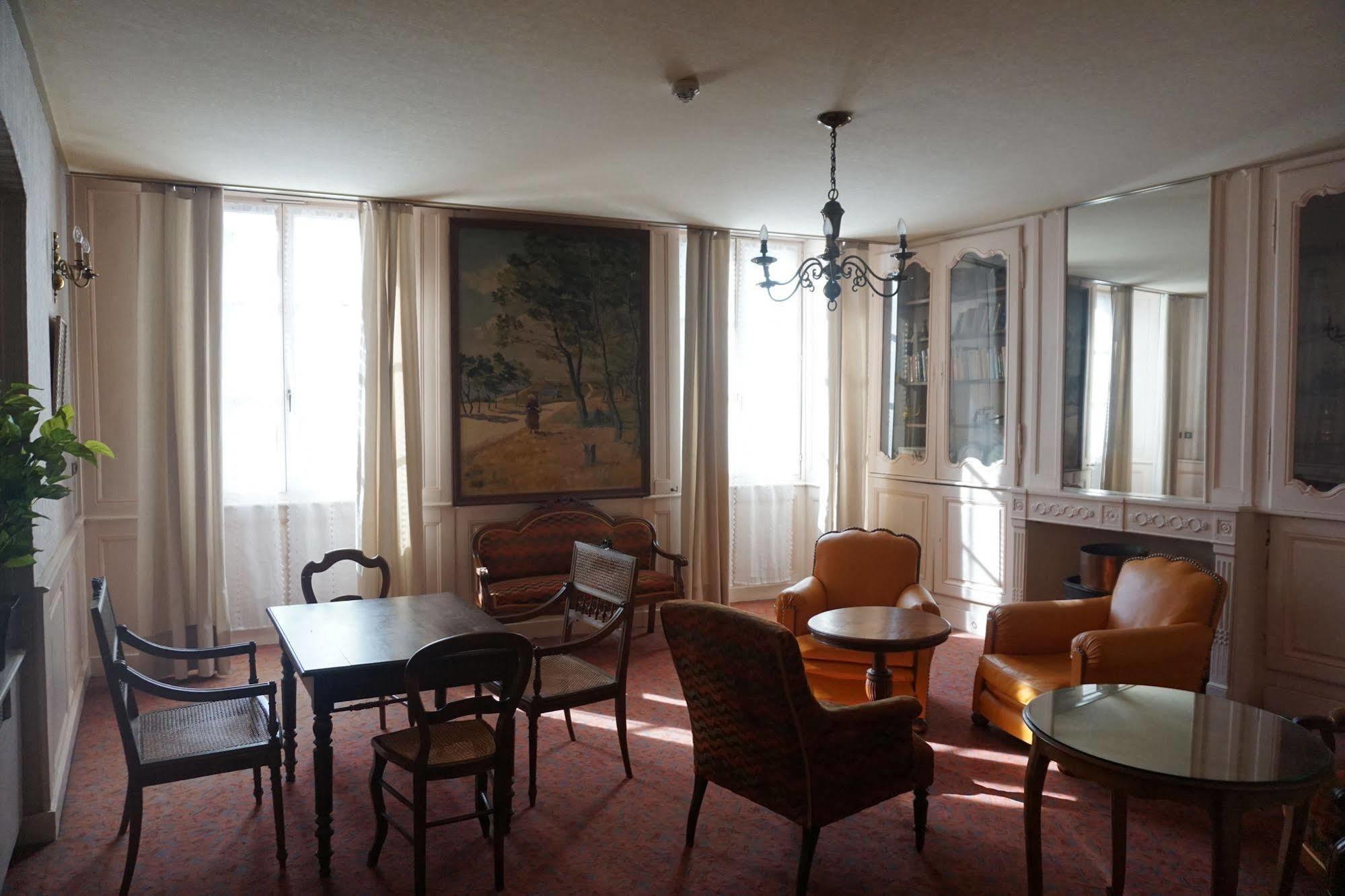 Logis Hotel Des Messageries Arbois Exterior photo